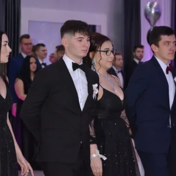 Studniówkowy wieczór uczniów radomszczańskiego Drzewniaka