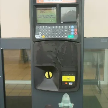 Parking marketu Carrefour w Radomsku tyko z biletem