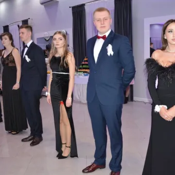 Studniówkowy wieczór uczniów radomszczańskiego Drzewniaka