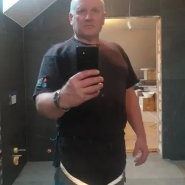 Poszukiwany Jacek Jaworek. Jest podejrzany o morderstwo rodziny w Borowcach