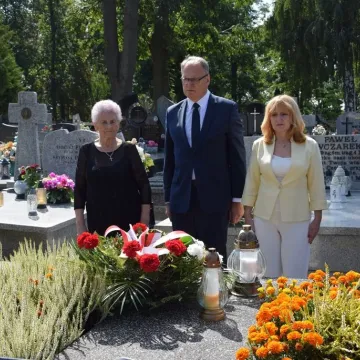 Kwiaty i zaduma w 86. rocznicę wybuchu wojny