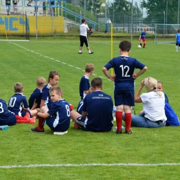 Mali piłkarze na dużej murawie