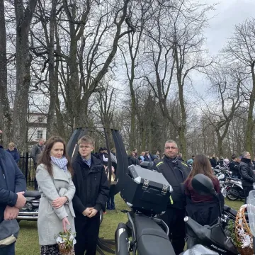 Tłumy motocyklistów i mieszkańców w Strzałkowie. Kolejna Moto Święconka za nami