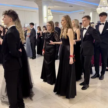Odliczanie do matury rozpoczęło się eleganckim balem w LO Przedborzu