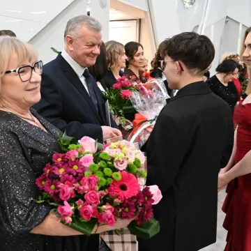 Polonez i odliczanie do matury. Studniówka ZSE w Radomsku