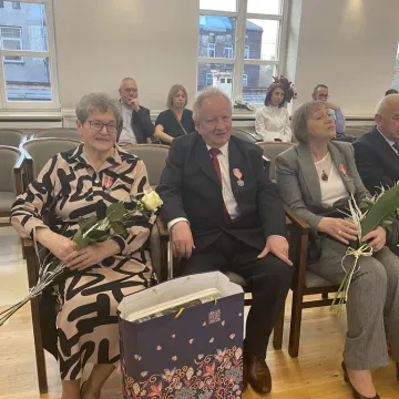 Sześć par uhonorowanych medalami za długoletnie pożycie małżeńskie