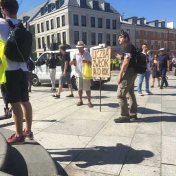 W Warszawie protestowali radomszczanie przeciwko m.in. noszeniu maseczek