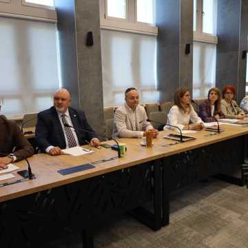 Druga sesja Rady Miejskiej w Radomsku przerwana po 15 minutach
