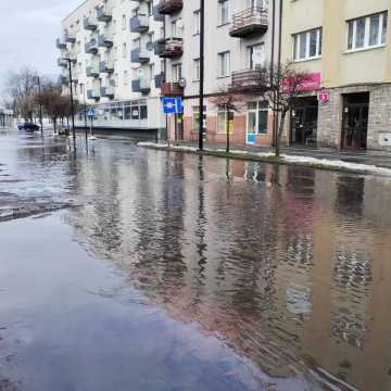 Nadmiar wody na ul. Reymonta. Ulica jest zalana przez roztopy