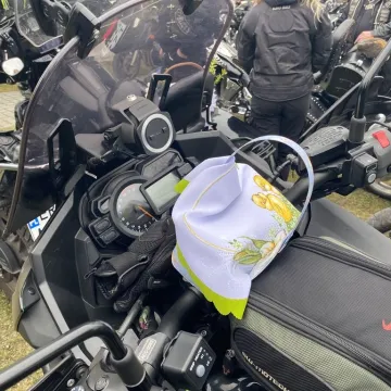 Tłumy motocyklistów i mieszkańców w Strzałkowie. Kolejna Moto Święconka za nami