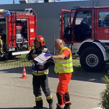Ewakuacja ZSP 1 w Radomsku. Był pożar, strzały i osoby ranne