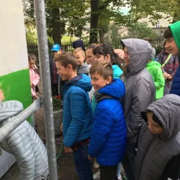 Malowanie muralu w bibliotece rozpoczęte