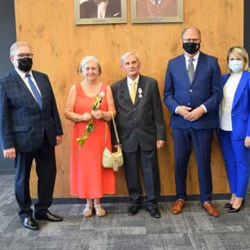 „Złoci” małżonkowie odznaczeni medalami