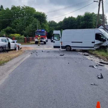 Zniszczone samochody i płot po wypadku w Cadówku
