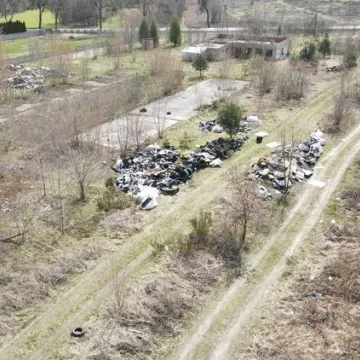 Gm. Gomunice: składowisko odpadów „wyrosło” nieopodal lasu