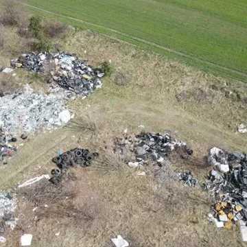 Gm. Gomunice: składowisko odpadów „wyrosło” nieopodal lasu