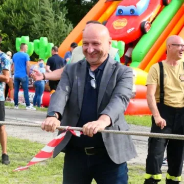 Strażacki piknik rodzinny w Dąbrówce zintegrował mieszkańców