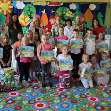 Przedszkolaki malowały w plenerze