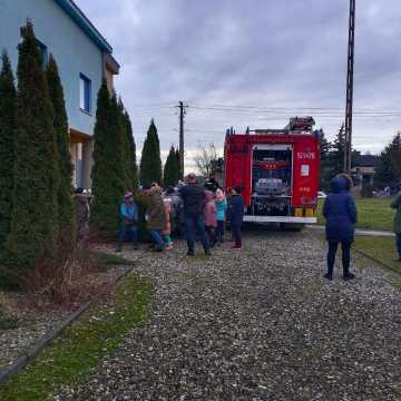 Policjanci i strażacy spotkali się z uczniami Zespołu Szkolno-Przedszkolnego w Dobryszycach