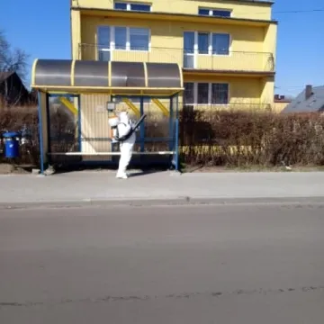 Druhowie z OSP w Gomunicach przeprowadzali dezynfekcję