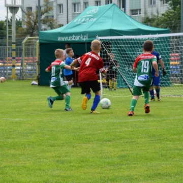 Mali piłkarze na dużej murawie