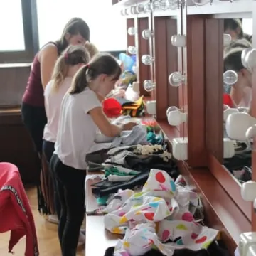 Warsztaty szycia poduszek w MDK w Radomsku