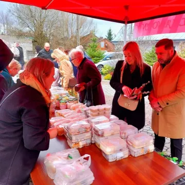 Wielkanocny kiermasz szkolny społeczności PSP nr 8