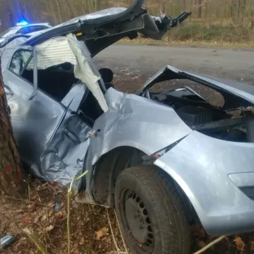 Wyprzedzał kilka samochodów. Stracił panowanie nad pojazdem