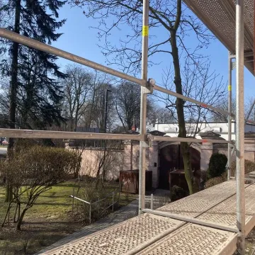 Trwa remont biblioteki w Radomsku. Zmienia się wnętrze i elewacja budynku