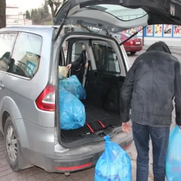 Studenci seniorzy pomagają potrzebującym