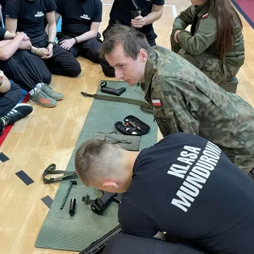 Uczniowie klas mundurowych z Radomska uczestniczyli w manewrach WOT