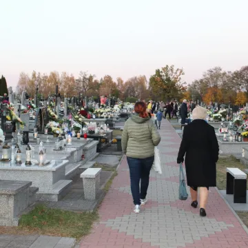 Kamieńsk: Ruch na cmentarzu w przeddzień Wszystkich Świętych