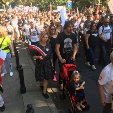 Radomszczanie na marszu „Zakończyć plandemię! Dość kłamstw!”