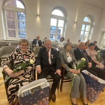 Sześć par uhonorowanych medalami za długoletnie pożycie małżeńskie