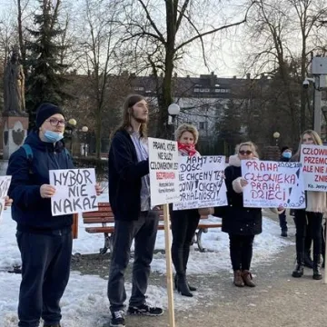 „Zjednoczeni dla Wolności” protestowali w Radomsku przeciwko rządowym obostrzeniom