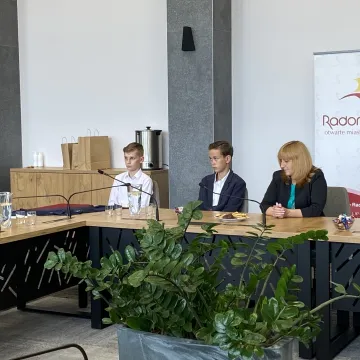 Młodzi tenisiści UMLKS Radomsko z prezentem dla prezydenta