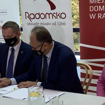 Podpisano umowę na dofinansowanie remontu sali widowiskowej MDK w Radomsku