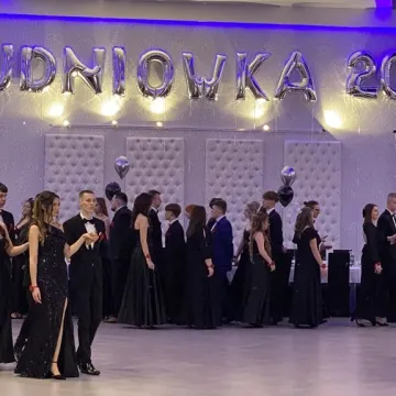 Szampańska zabawa studniówkowa ZSE w Radomsku