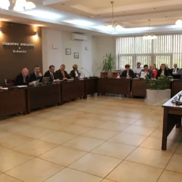 Sesja w powiecie: o zmianach w szkołach, petycjach mieszkańców