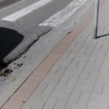 Zniszczona ulica Prymasa Wyszyńskiego