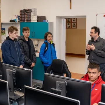 Elektryk kusił ósmoklasistów