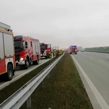 24-latek wjechał w bariery. Prawdopodobnie zasnął za kierownicą