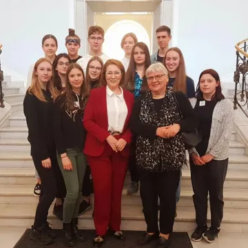 Anna Milczanowska oprowadzała młodzież po Sejmie