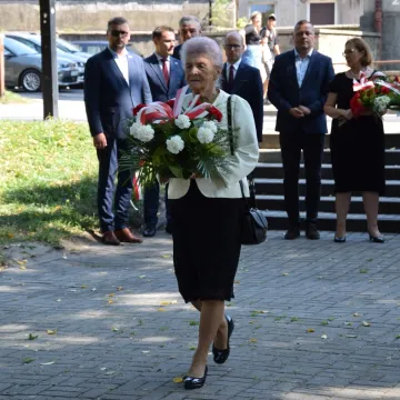 Kwiaty i zaduma w 86. rocznicę wybuchu wojny