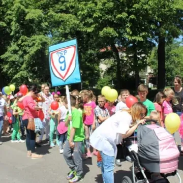 Barwny korowód z okazji Dnia Dziecka