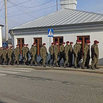 Wojskowi na historycznym spacerze po Przedborzu