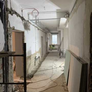 Trwają prace przy adaptacji pomieszczeń na piętrze w budynku Ośrodka Zdrowia w Kodrębie