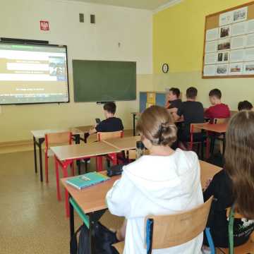 Uczniowie z ZS-P w Dobryszycach edukują się o bezpieczeństwie w sieci