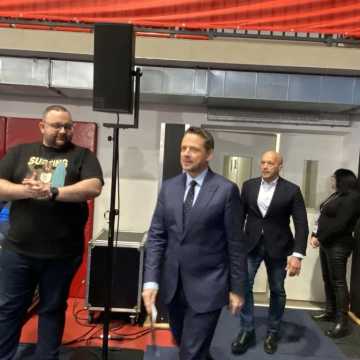 [WIDEO] Polska jest bezpieczna. Tak dla rozwoju nowoczesnych technologii. Rafał Trzaskowski z wizytą w Radomsku