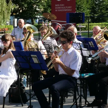 Koncert Orkiestr Dętych w parku Świętojańskim w Radomsku